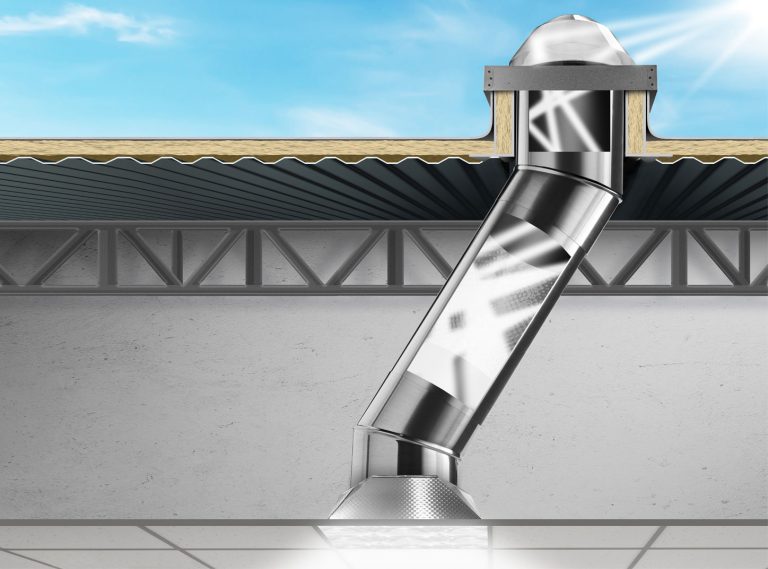 Coupe transversale d'un dispositif d'éclairage naturel tubulaire SolaMaster installé dans un toit, apportant de la lumière naturelle à l'intérieur d'un bâtiment.