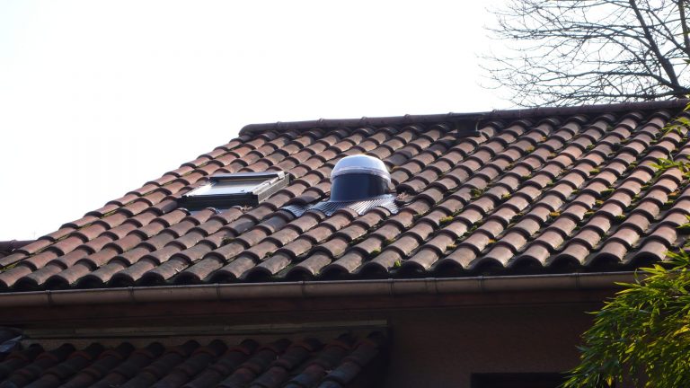 Toiture avec tube solaire, puits de lumière et couverture en tuiles. Comparaison des solutions d'éclairage.