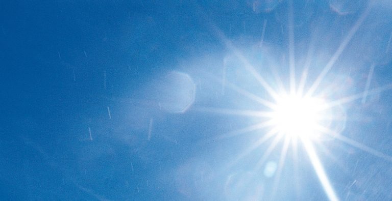 Un soleil éclatant traverse un ciel bleu. Le manque de lumière naturelle nuit à la santé.