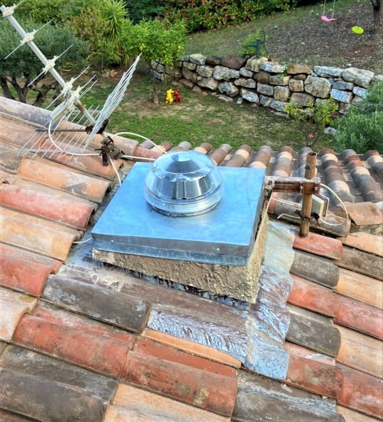Pose d'un puits de lumière Solatube® sur une toiture en tuiles dans le Var (83). Lumière naturelle.