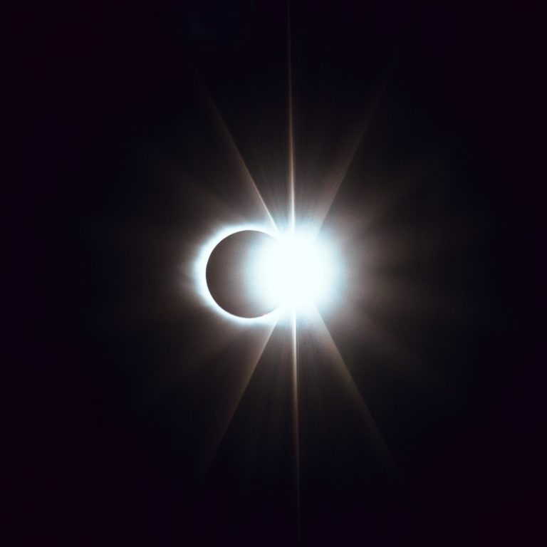 Éclipse solaire totale avec couronne solaire brillante